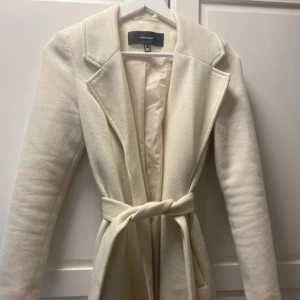 Kappa - Säljer min krämvita kappa från Vero moda. Stl L men väldigt liten så passar mig som är Xs/S 💕 Bra skick