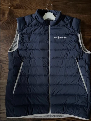 Sail racing  - Sail racing väst Västen är i fint skick inga hål eller liknade Perfekt på våren eller hösten Blå till färgen St xl passar även L