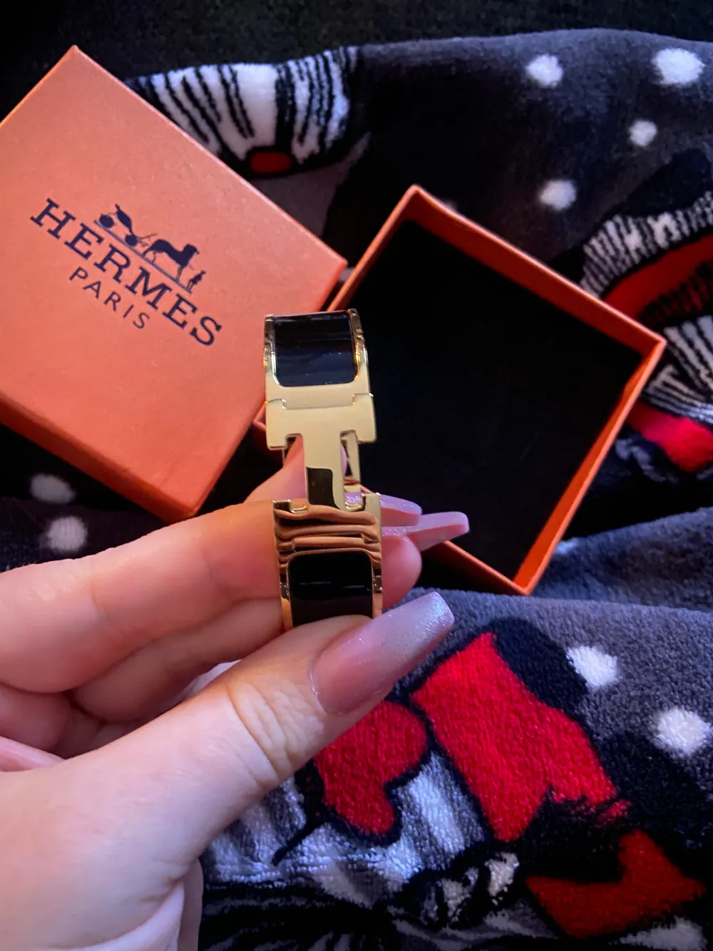 Hermes inspirerat armband med box till! . Accessoarer.