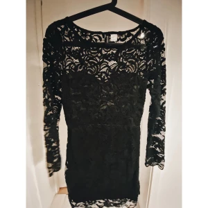 Svart spetsklänning - Som ny. Använd en gång. Storlek 40.