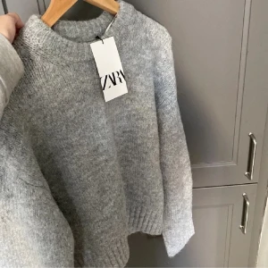 Zara stickad tröja  - Säljer min gråa stickade tröja från zara, fick den i julklapp men aldrig använt den för att den inte roligt passade mig 
