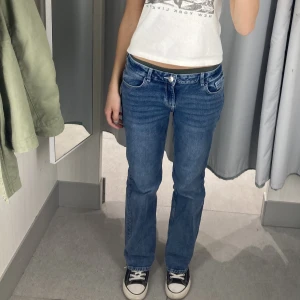 Lågmidjade jeans - Säljer dessa jättefina lågmidjade flare jeans. De är knappt använda och är därför i jättefint skick. De är i storlek 38, men passar mig som är 34/36 och jag är ca. 168 cm och de sitter bra i längden. 