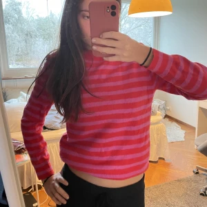 Stickad randig tröja - Mysig stickad tröja från Zara som knappt är använd💕 älskar det rosa och röda ränderna tillsammans men den kommer inte till användning längre:(