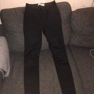 Svarta vanliga byxor (inte jeans). Aldrig använda