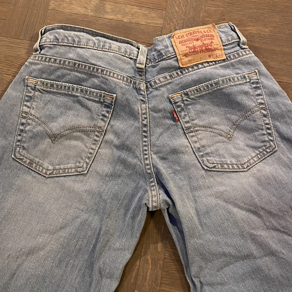 Ett par vida levi’s jeans med låg midja. Inga synliga defekter och modellen heter 585. Tryck inte på köp nu tack! Kontakta för övriga frågor💕💕. Jeans & Byxor.