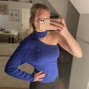 Kornblå stickad tröja - Världens finaste kornblåa stickade tröja som tyvärr inte kommer till användning, aldrig använd! 150kr + frakt, pris kan diskuteras☺️