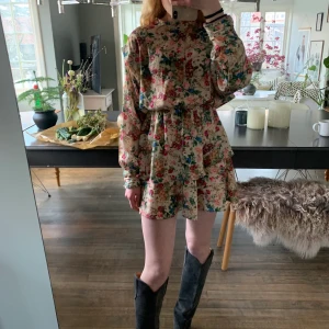 Zara Klänning  - Jättesöt klänning i siden! Passar jättefint till sommaren! Finns ej att köpa längre, nypris 799kr