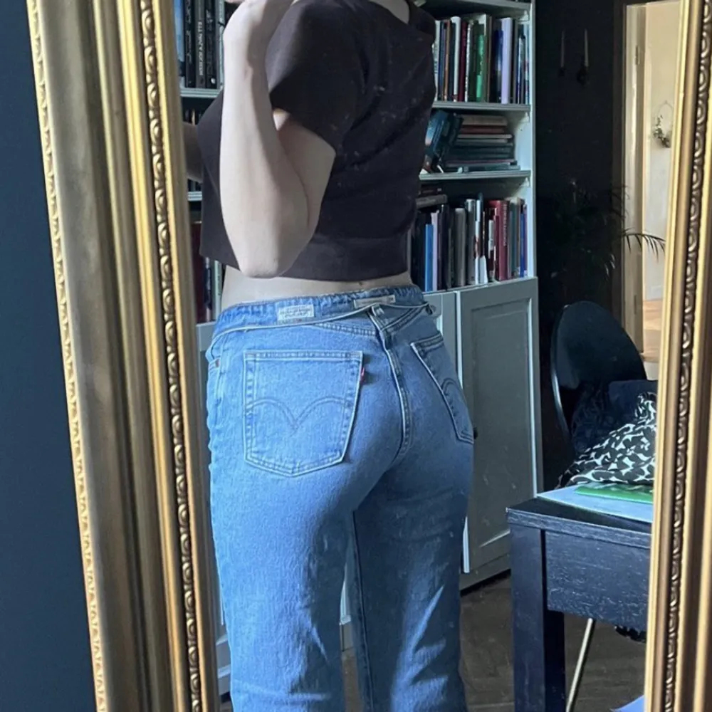 Jätte fina jeans men tyvärr för korta på mig som är 165. Tror de skulle passa dig som är runt 160. Har sprättat ner längst ner, annars är de som nya. Köpta för 1250kr. (Färgen framgås rättvisast i första bilden). Jeans & Byxor.