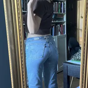 Jätte fina jeans men tyvärr för korta på mig som är 165. Tror de skulle passa dig som är runt 160. Har sprättat ner längst ner, annars är de som nya. Köpta för 1250kr. (Färgen framgås rättvisast i första bilden)