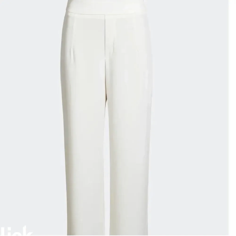 Säljer dessa vita kostymbyxor från bikbok. De är i strl 38 och använda fåtal gånger. Jätte fint skick💓kan även passa 36. Jeans & Byxor.