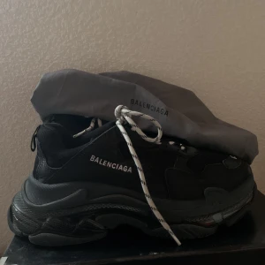 Balenciaga Triple S - Säljer dessa :)  Strlk 42  kan byta mot några ro skor :)  Kvitto medföljer även toto bag.