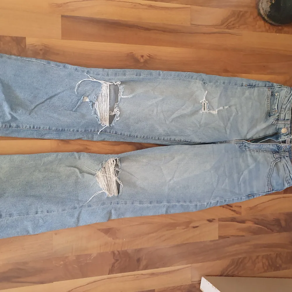 Säljer ett par högmidjade jeans från cubus då de inte används, orginal pris 500 mitt pris 250+frakt använda fåtal gånger. Jeans & Byxor.