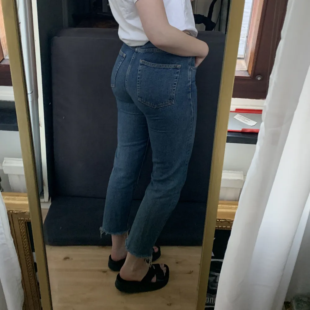 Blå jeans från BikBok storlek S, midwaist. Jag är 170 lång, så ankellängd på mig.. Jeans & Byxor.