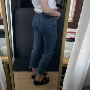 Blå jeans från BikBok storlek S, midwaist. Jag är 170 lång, så ankellängd på mig.