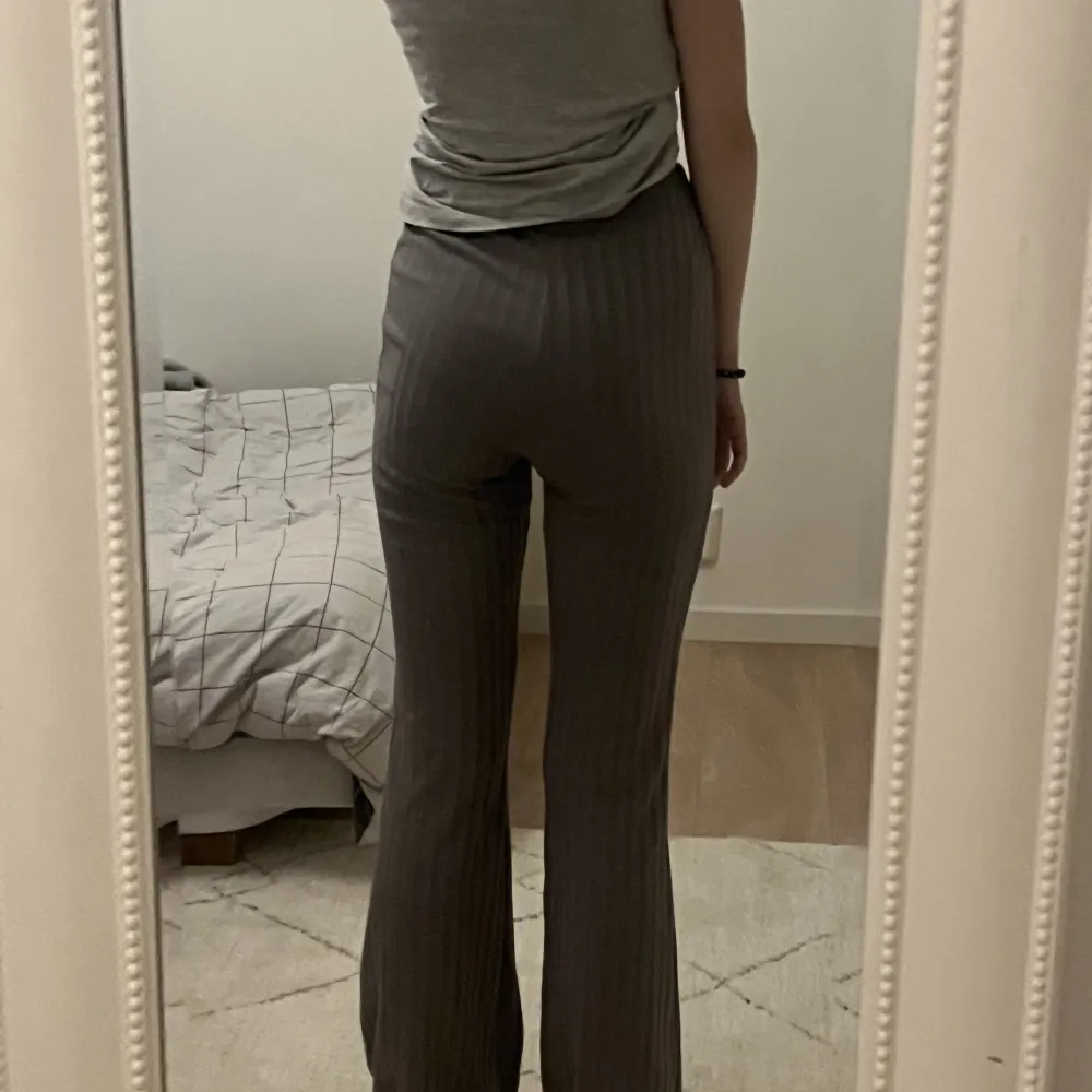 ett par jättefina utsvängda gråa leggings från h&m som jag säljer för att de tyvär är för långa för mig!. Jeans & Byxor.