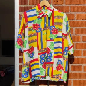 Mönstrad Skjorta Blus  - Blommig mönstrad skjorta i bra kvalitet. Inga defekter    Flowy och skönt tyg i något slags syntetiskt material 