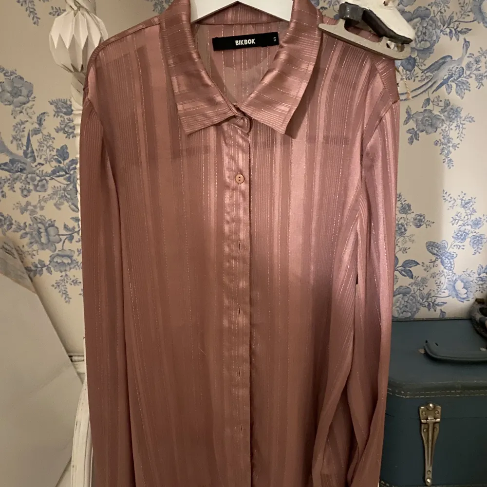 Snygg rosa skjorta med några silvertråds detaljer. Lite genomskinlig.. Skjortor.