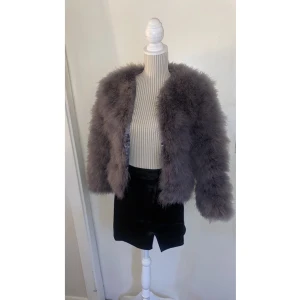 Päls jacka - Päls/fjäder jacka köpt på DM DENNIS, sparsam använd och i fint skick! Storlek small/36, passar XS-M💙💜