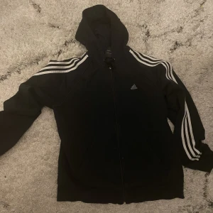 Adidas hoodie - Köpte den på Sellpy, bra skick, använd ca 2 ggr, storlek L men passar mig som har storlek M