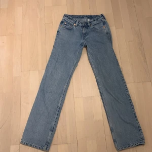 Jeans för 379kr - Trendiga Low waist jeans från weekday. Original pris:590  Mitt pris:300(utan frakt)