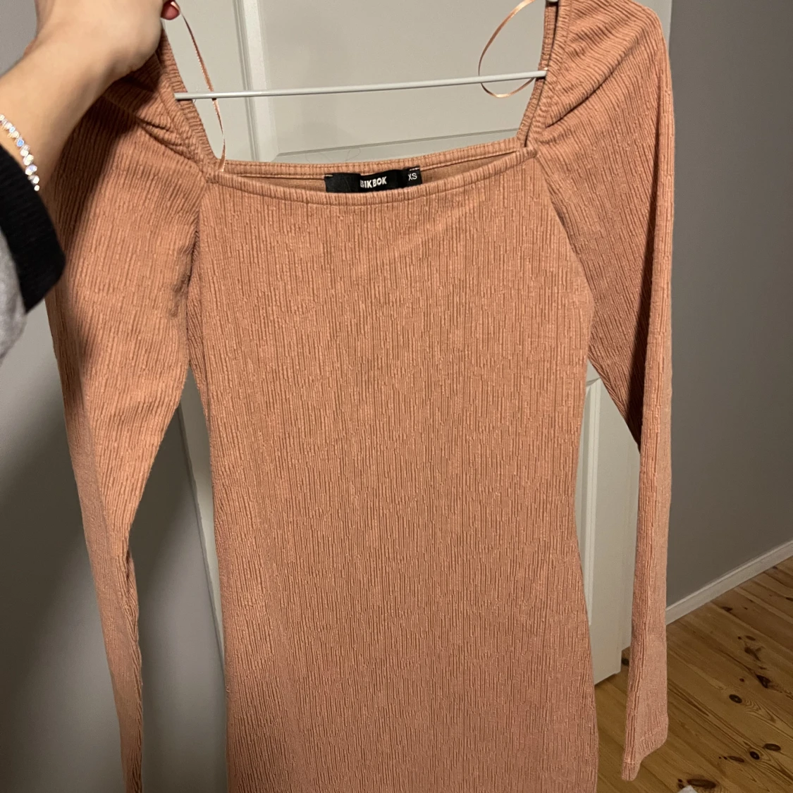 Ribbad klänning BikBok