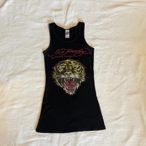 EdHardy linne - Skitcoolt EdHardy linne! Står one size men skulle säga S-M. Sömmen längs ner har gått upp (se bild 3) så jag är villig att diskutera priset <3 Frakt tillkommer