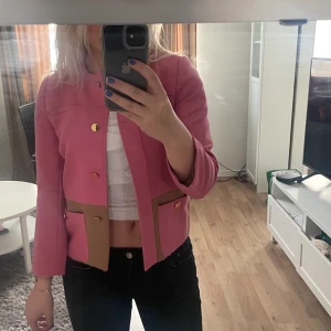 Rosa kofta/jacka - En rosa och fin jacka med knappar att ha inomhus som en kofta eller ha som tunn jacka nu till våren. Lite längre än trekvartsaärmar som syns på bilderna. Passar mig som är en S men passar även XS och M beroende på passform. Säljer för 150!