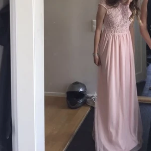 Balklänning - Balklänningen är bara använd vid ett tillfälle så den är som ny. Det är st 34, som är lite öppen i ryggen. Nypris var 800kr. Om ni har några frågor är det bara att skriva:)