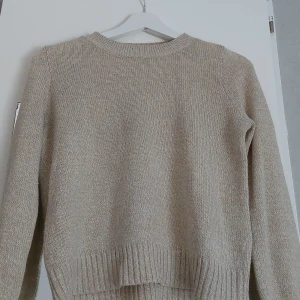 Stickad beige tröja - Jättefin stickad tröja! Den har tyvärr inte blivit till andvänt.köparen står för frakt💛