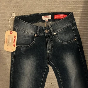Met jeans - Säljer ett par jättelågmidjade met jeans. Aldrig använt och köpte för 600 och säljer för 300!