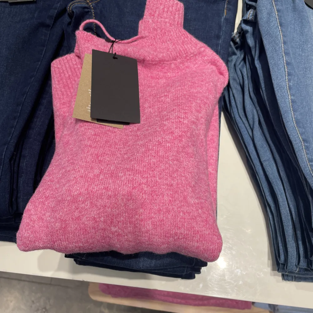 Säljer min jätte fina rosa stickade tröja från veromoda💘 använts några gånger i sommras men är fortfarande jätte mysig!! 🙌🏼skriv för fler bilder🙌🏼 frakten betalas av köparen!. Stickat.
