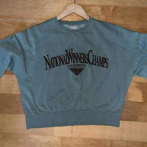 Pull&Bear crewneck! Strl M - Blå/turkos crewneck/sweatshirt från pull&bear i strl M! Bara använd fåtal gånger då den är mindre än normal M (mer S-XS)/mer croppad än vad jag trodde. Text i brunt! 