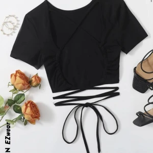 t-shirt - svart t-shirt med öppen rygg som man knyter själv, rätt så croppad vilken blir superfint när man har högmidjat, storleken är xs, aldrig använd då den var för liten för mig💕