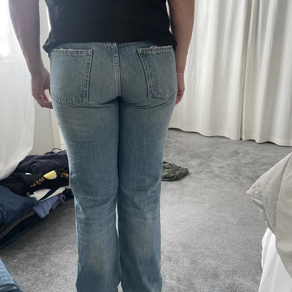 Zara jeans i en blå tvättad färg. Sitter jättesnyggt storlek 38. . Jeans & Byxor.