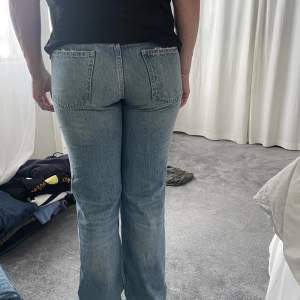 Zara jeans i en blå tvättad färg. Sitter jättesnyggt storlek 38. 