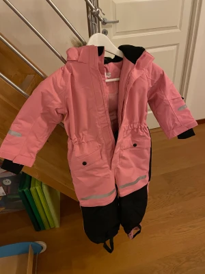 Ny vinteroverall från Kappahl  - Helt oanvänd vinteroverall i storlek 98 från Kappahl med prislapp kvar.