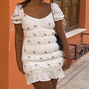 Sommarklänning  - Vit blommig klänning 