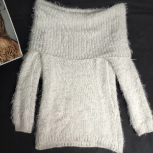 Vit off shoulder stickad tröja  - Fin stickad off shoulder tröja! 