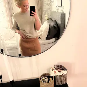 Säljer denna slutsålda bruna kjol från zara 
