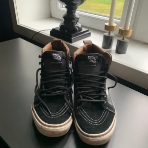 VANS SK8 HI MTE - Säljer ett par VANS SK8 HI MTE i använt men fint skick! Stl 43 Köptes för 1200:- Säljer dom för 300:- plus frakt 59:- Skickar alltid spårbart! 