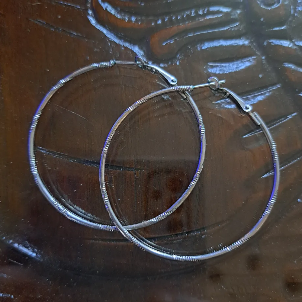 Här är ett par Silver örhängen, 4cm , endast använda en gång 🌞 pris 10 kr plus frakt 16 kr 🌞 Swish finns 🌞 vid frågor kontakta mig 🌞 Anki . Övrigt.
