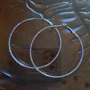 Silver örhängen 🌞 - Här är ett par Silver örhängen, 4cm , endast använda en gång 🌞 pris 10 kr plus frakt 16 kr 🌞 Swish finns 🌞 vid frågor kontakta mig 🌞 Anki 