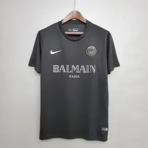 PSG x Balmain Shirt (svart/vit)  - Helt nya - Finns i alla storlekar - Pris: 399 kr    Möts i hela Skaraborg samt Göteborg, kan även fraktas runt hela Sverige📦