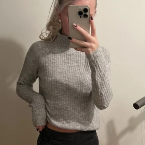 Grå stickad  - Grå stickad tröja med polokrage i storlek XS