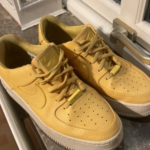 Nike sage low - säljer mina gula nike air force sade low i storlek 40,5. Dom är hyfsat små o storleken och är knappast använda🫶🏼