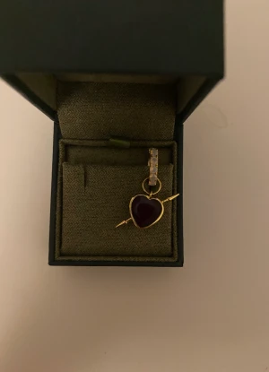 Love rebel earring  - Byter detta örhänge mot halsband versionen i silver❤️ Kan också byta mot andra saker i samma prisvärde eller säljer💓nypris 5000kr på örhänget och halsband 3800kr