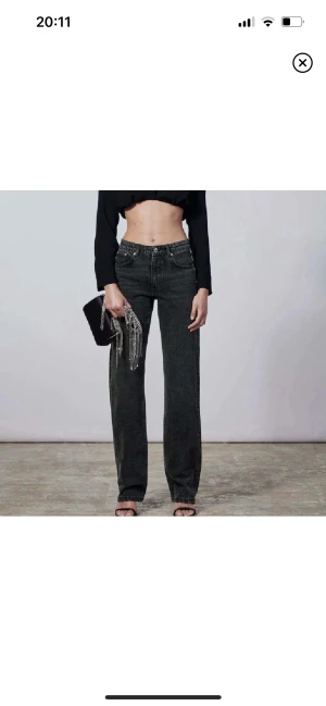 Zara mid waist jeans  - populära jeans från zara, har sprätt upp jeansen vid fötterna så de ska bli längre 💓 200kr +57kr frakt 💓