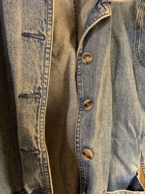 Jeansjacka kavaj - Jeansjacka strl M i kavajstil. Nytvättad därav lite skrynklig 