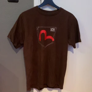 Evisu t-shirt - Säljer denna evisu tröjan i S. Den är använd men inga fläckar eller defekter, en tvätt och den är fräsch o fin! Säljer den för 275 +frakt!
