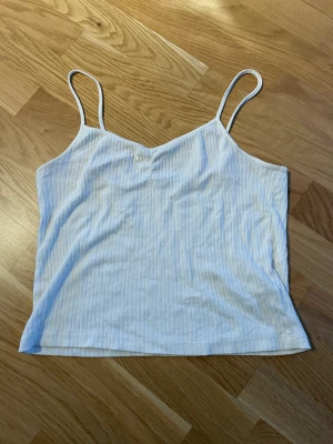 Gulligt vitt linne - Ett gulligt vitt linne, använt några gånger men i bra skick! Storlek S men passar mer som M.